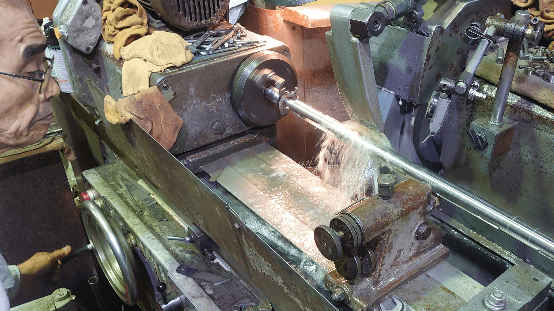 作業中の研削機の様子