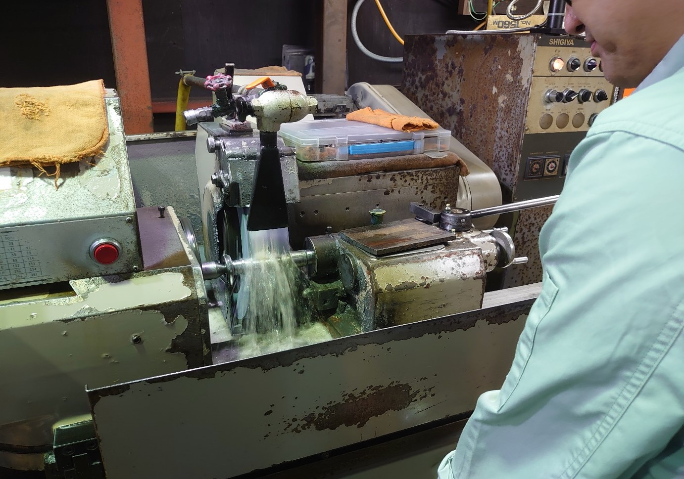 作業中の研削機の様子